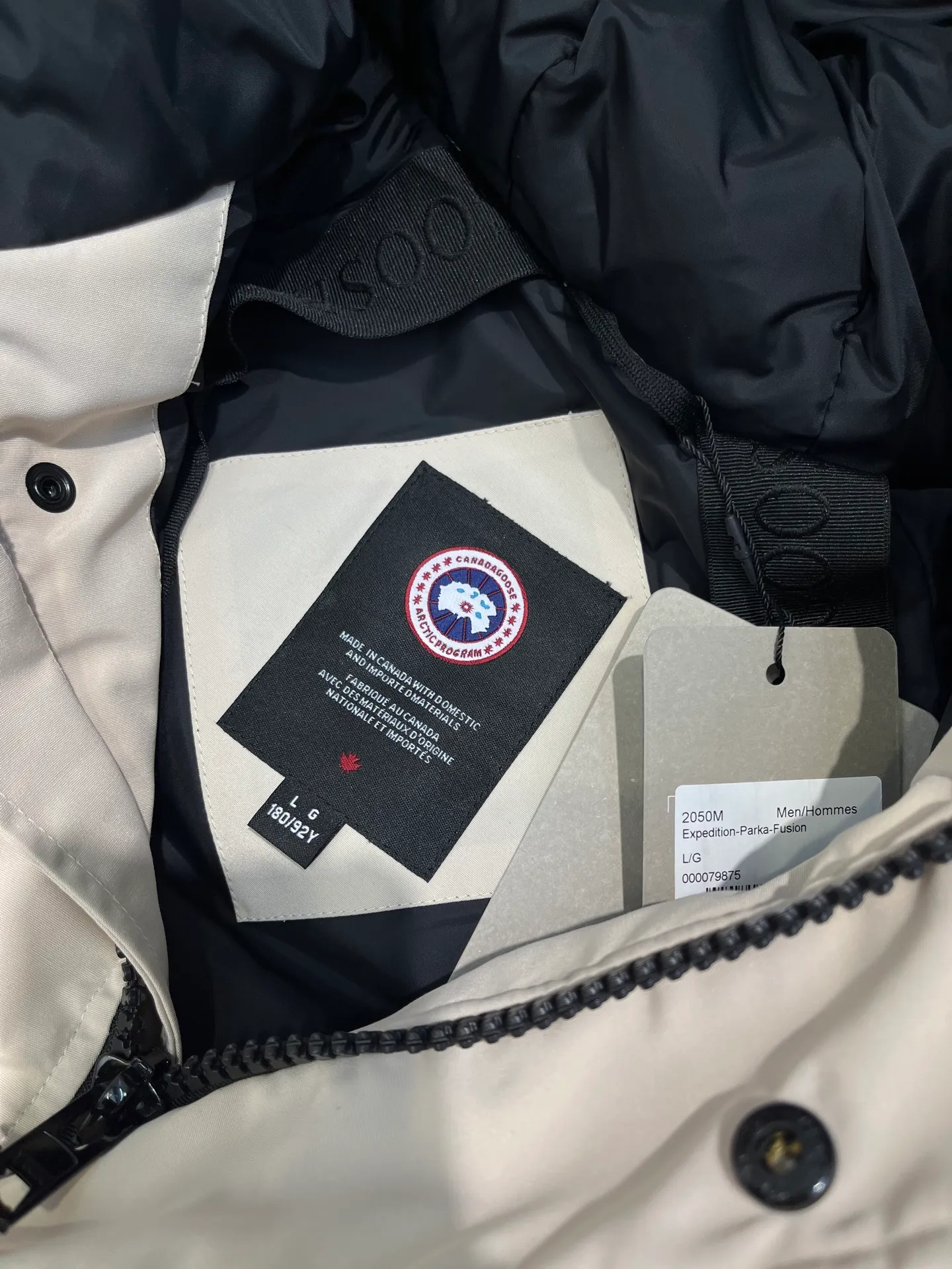P780 high-end version (new version of Big Goose 01) Canada Goose Canada Goose #Chilliwack 7999M bomber jacket short down jacket/01 model #Men and Women Same Style# ➖ Genuine synchronous anti-counterfeiting chip sensor! ➖ Imported 21S polyester-cotton blended original fabric [last year’s 16S/18S hard fabrics have been completely eliminated, this year all use 21S genuine synchronous fabrics, the soft mid-strap feels delicate and textured], genuine synchronous Feather-Light 10D waterproof coating fabric, made of 84.5 polyester fiber and 15.5 cotton, 100% the best feel in the entire network! ➖ The genuine official website is synchronized with the national standard 80 white duck down, you can check the official website customer service, there will never be a series of misleading claims such as 90 down or goose down! ➖ Using the best nylon lining with double double-layer sealing design, velvet-proof No. 7 needle + grid-filled down ready-made garments, there is 100% no so-called velvet running! ➖ The cuffs are designed with thickened seamless threads, and the collar and pockets are lined with top-quality polar fleece to keep you warm and comfortable! ➖ Yoshida YKK provides original custom-made electroplated sliders. YKK two-way lockable zippers are tight and smooth and will not peel off paint! ➖ 3M composite guarantees that the Velcro is the same as the original, durable, and all accessories and hardware are custom-made! ➖ Imported BEHRINGER embroidery machine to customize the 10,000-needle embroidery logo, 98% of which can be reproduced to restore the original logo. You can check and compare on the official website! ➖ The fur collars are all made of large pieces of Western Canadian blue wolf hide, ensuring that each fur collar is 13-15cm wide!   Size:XS-XXL